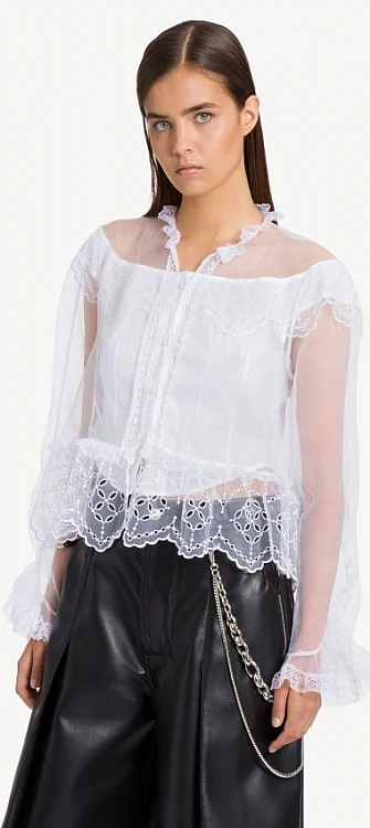 White shirt - a universal addition to any women's wardrobe
